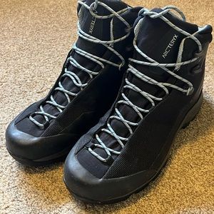 Arcteryx Acrux Goretex Women’s hiking boots.  Size 7.5 but fits like a size 8
